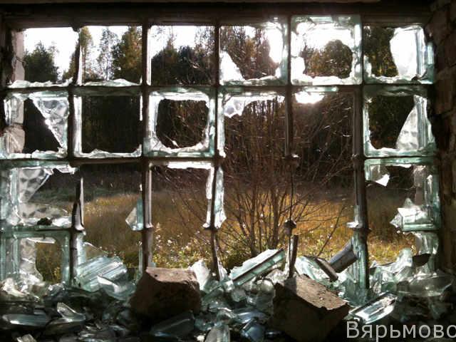 Разбитое окно в коровнике