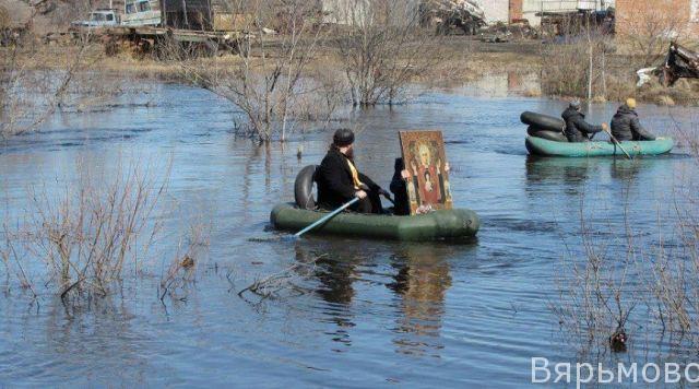 Батюшка спасает от наводнения населенный пункт. Российская Федерация, 21 век. 
